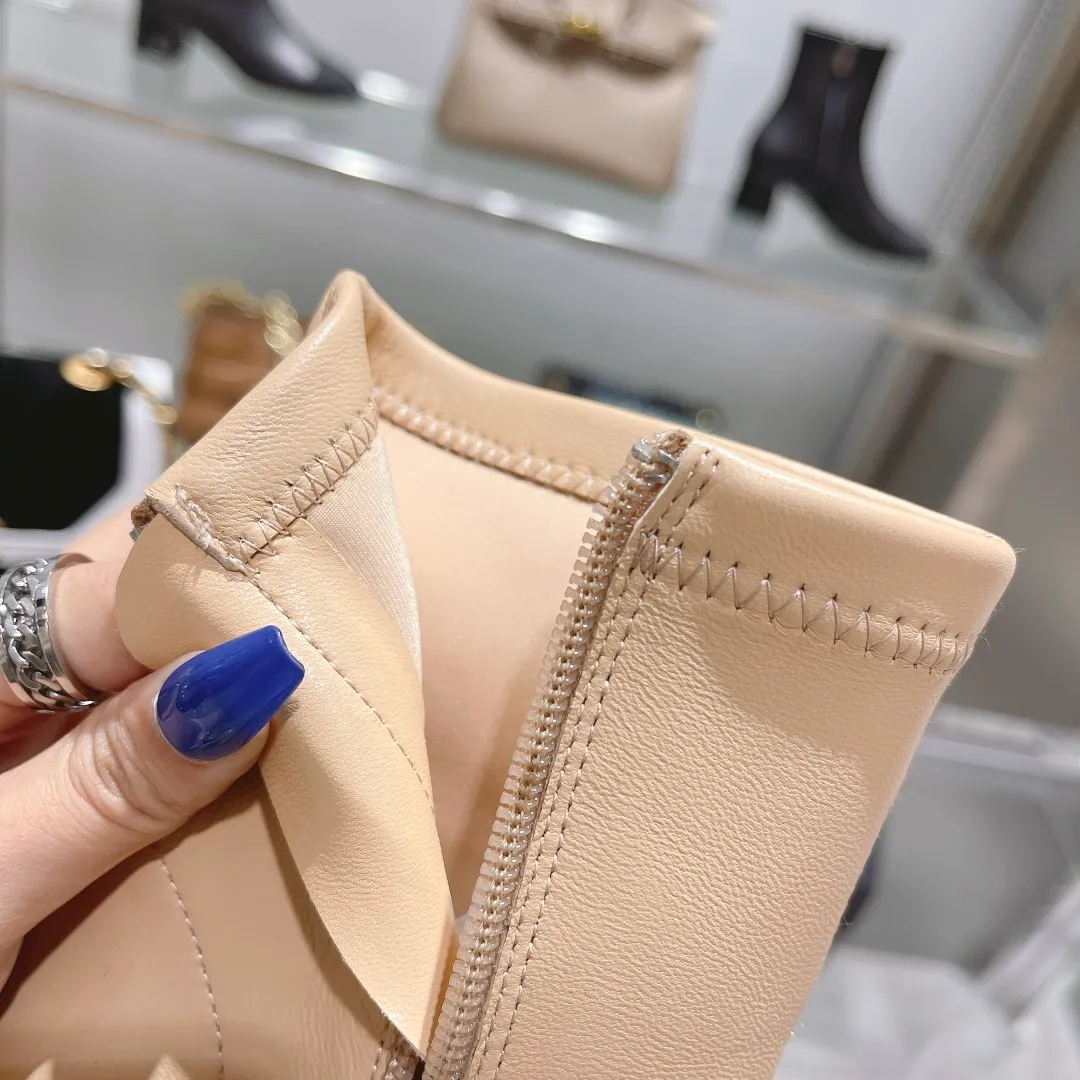 👟👟Ex-factory price 620👟👟 👑Chanel Chanel Xiaoxiang Wannian classic stitching thick heel short boots. 🔻Interpretation of elegant little fragrance〰️Super textured style, low-key but not simple, elegant and noble, especially the small double CLOGO embellishment on the heel, and the simple splicing of different materials on the toe casually reveal elegance and sophistication. It feels like walking on the ground without tiring your feet at all👌🏻. 👟👟👟👟The upper is made of imported Italian lambskin🐑, the lining is lambskin, and the Italian cow leather outsole. Heel height: 5cm. size: 35-39 (34, 40 can be customized)